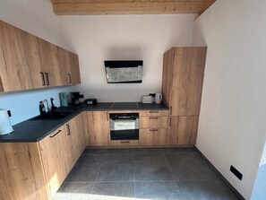 Fridge, oven, stovetop, dishwasher