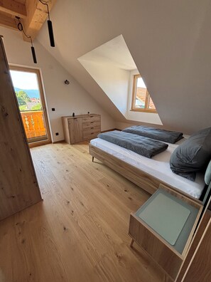 1 bedroom, travel crib, free WiFi, bed sheets - NEW: Cozy vacation apartment in Aidling am Riegsee with mountain views (Riegsee)