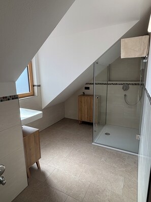 Shower, hair dryer, towels, soap - NEW: Cozy vacation apartment in Aidling am Riegsee with mountain views (Riegsee)