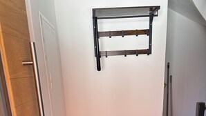 A room with a wooden bench, a metal shelf, and a door with a handle. - NEW: Cozy vacation apartment in Aidling am Riegsee with mountain views (Riegsee)