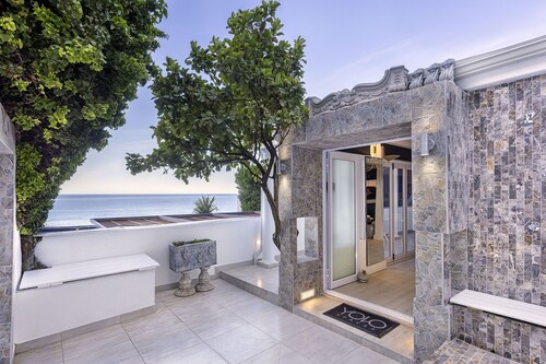 YOLO Spaces - Clifton Petite Villa