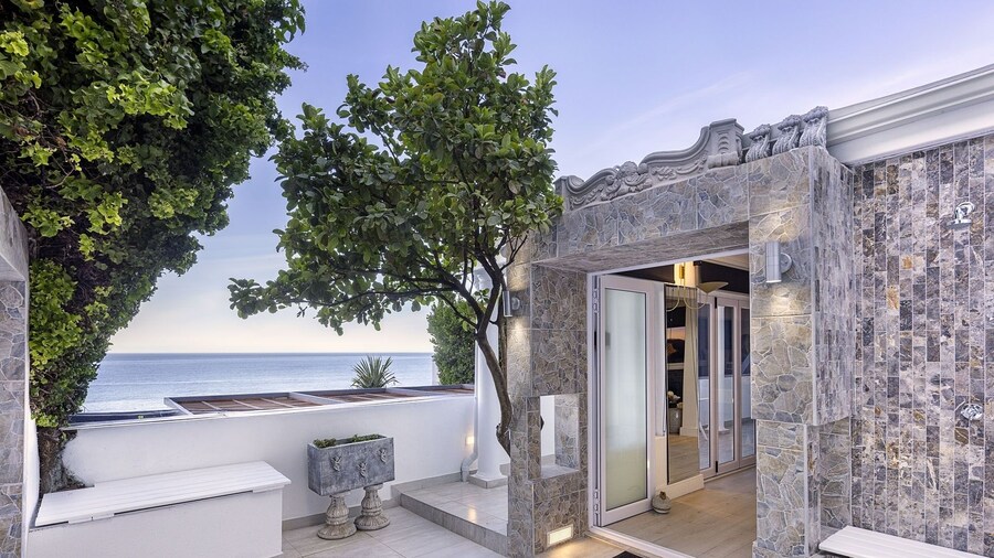 YOLO Spaces - Clifton Petite Villa