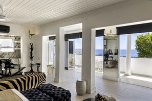 Living area - YOLO Spaces - Clifton Petite Villa (Cape Town)