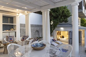 Outdoor dining - YOLO Spaces - Clifton Petite Villa (Cape Town)