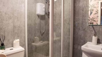 Doccia, asciugacapelli, asciugamani, sapone