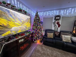 Interior - Charming 3-bedroom 2 bathroom house in enchanting North Pole, Christmas Theme! (North Pole)