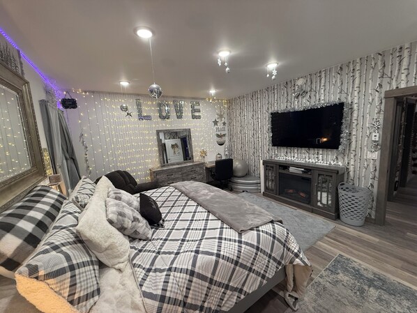 3 bedrooms, iron/ironing board, WiFi, bed sheets - Charming 3-bedroom 2 bathroom house in enchanting North Pole, Christmas Theme! (North Pole)