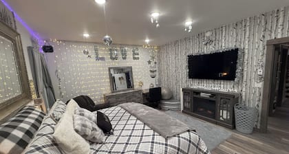 Charming 3-bedroom 2 bathroom house in enchanting North Pole, Christmas Theme!