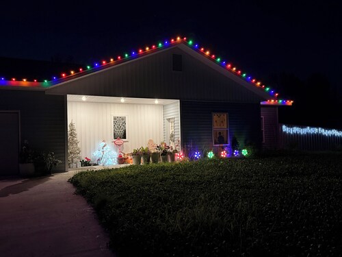 Charming 3-bedroom 2 bathroom house in enchanting North Pole, Christmas Theme!