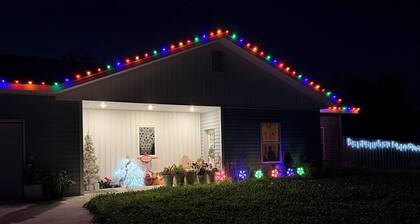 Charming 3-bedroom 2 bathroom house in enchanting North Pole, Christmas Theme!