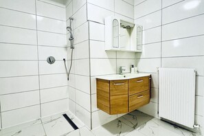 Douche, séchoir à cheveux, serviettes fournies, savon