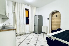 Mikrowelle, Ofen, Herdplatte, Wasserkocher mit Kaffee-/Teezubehör