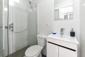 Douche, sèche-cheveux, serviettes fournies, savon
