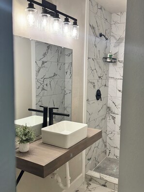 Douche, sèche-cheveux, serviettes fournies, savon