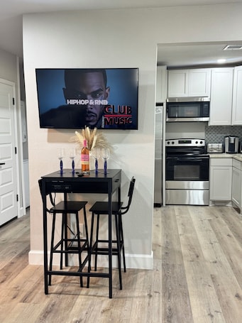 Microwave, oven, stovetop. Spacious Duplex Retreat in the Heart of the City – Perfect for Families/Groups!