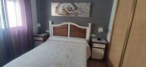 3 slaapkamers, een strijkplank/strijkijzer, wifi, beddengoed