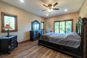 7 bedrooms, iron/ironing board, WiFi, bed sheets - Trek & Relax: Countryside Home w/Hot tub+Water Views+Fishing+Grill+Campfire+ (Chenoa)