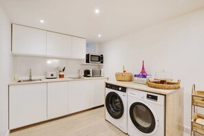 Apartment | Private kitchen | Fridge, microwave, oven, stovetop - Exceptional Flat - 3bd/8p - Trocadero (Paris)