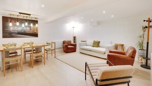 Unclassified image, 2 of 21, button - Exceptional Flat - 3bd/8p - Trocadero (Paris)