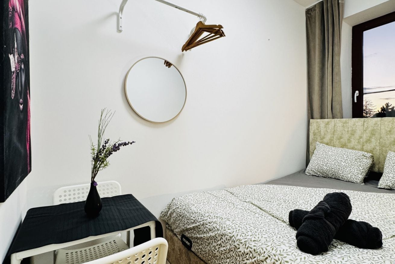 1 bedroom, bed sheets