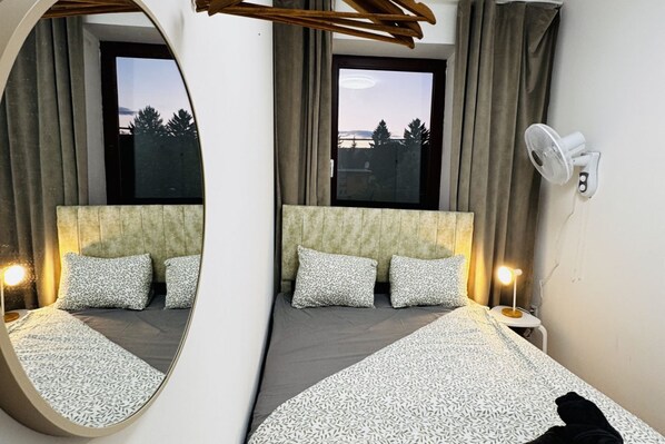 1 bedroom, bed sheets