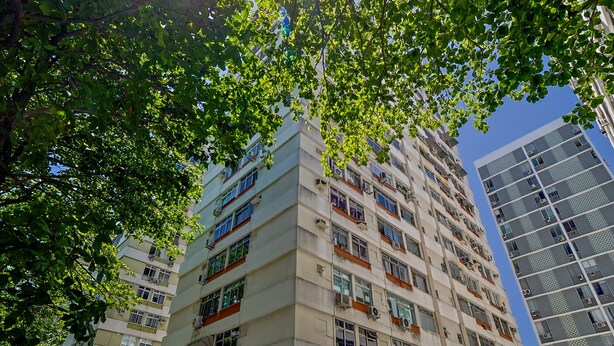 A multi-story building with balconies, large windows, and a modern architectural style. - Apto a 700m da Praia do Leblon com Wi-fi e ar (Rio de Janeiro)