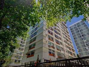 A multi-story building with balconies, large windows, and a modern architectural style. - Apto a 700m da Praia do Leblon com Wi-fi e ar (Rio de Janeiro)