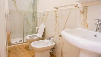 Doccia, asciugacapelli, bidet, asciugamani