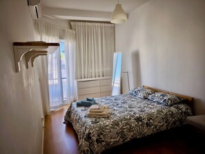 2 عدّة غرف نوم ومكواة/لوح كي وواي فاي وملاءات أسرّة