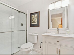Shower, hair dryer, towels, soap - Ivy Cottage in Fairhope, Alabama (Fairhope)