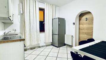 Oven, stovetop, coffee/tea maker, electric kettle