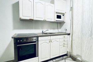 Ofen, Herdplatte, Wasserkocher mit Kaffee-/Teezubehör, Wasserkocher