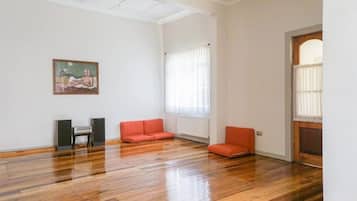 Apartment, Stadtblick | Wohnbereich