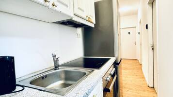 Oven, stovetop, coffee/tea maker, electric kettle