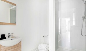 Apartamento | Baño | Secador de pelo, toallas y champú