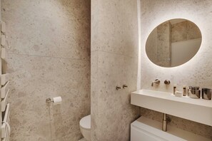 公寓 | 浴室 | 吹风机、毛巾、洗发水