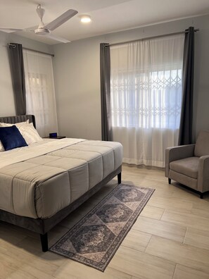 2 Schlafzimmer, Zimmersafe, Schreibtisch, Bügeleisen/Bügelbrett