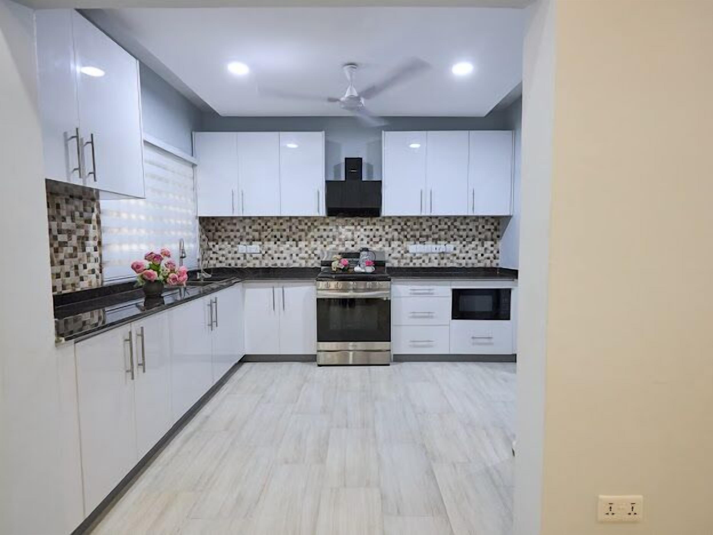 Een koelkast, een magnetron, een kookplaat, een waterkoker