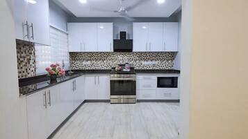 Refrigerador, microondas, parrilla de estufa y tetera eléctrica