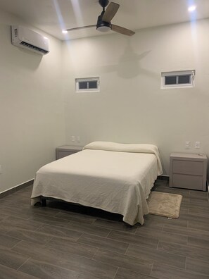 3 habitaciones, tabla de planchar con plancha, wifi y ropa de cama 