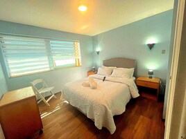 Quarto casal superior, vista para a cidade | Escrivaninha, espaço de trabalho para notebook, Wi-Fi de cortesia