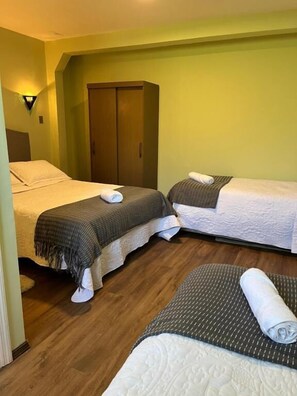 Kamar Triple Keluarga, pemandangan kota | Meja kerja, ruang kerja ramah laptop, dan Wi-Fi gratis