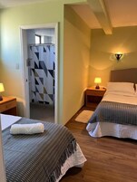 Quarto duplo clássico, vista para a cidade | Escrivaninha, espaço de trabalho para notebook, Wi-Fi de cortesia