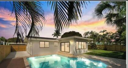 Luxury pool coastal house in Deerfield beach one mile from beach.