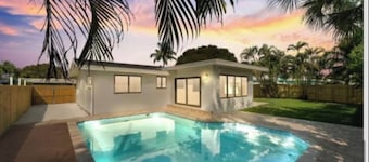 Luxury pool coastal house in Deerfield beach one mile from beach.