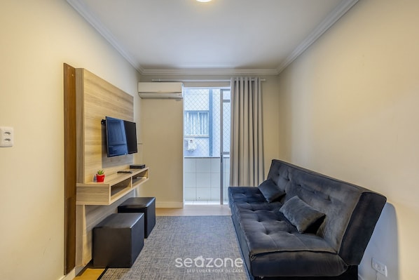 Eenvoudig appartement | Woonruimte | Een 32-inch smart-tv met digitale zenders