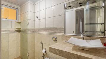 Apartamento básico | Banheiro | Chuveiro