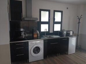 Fridge, microwave, oven, coffee/tea maker