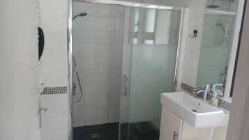 Sèche-cheveux, serviettes fournies