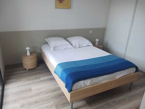 2 habitaciones, tabla de planchar con plancha, wifi y ropa de cama 